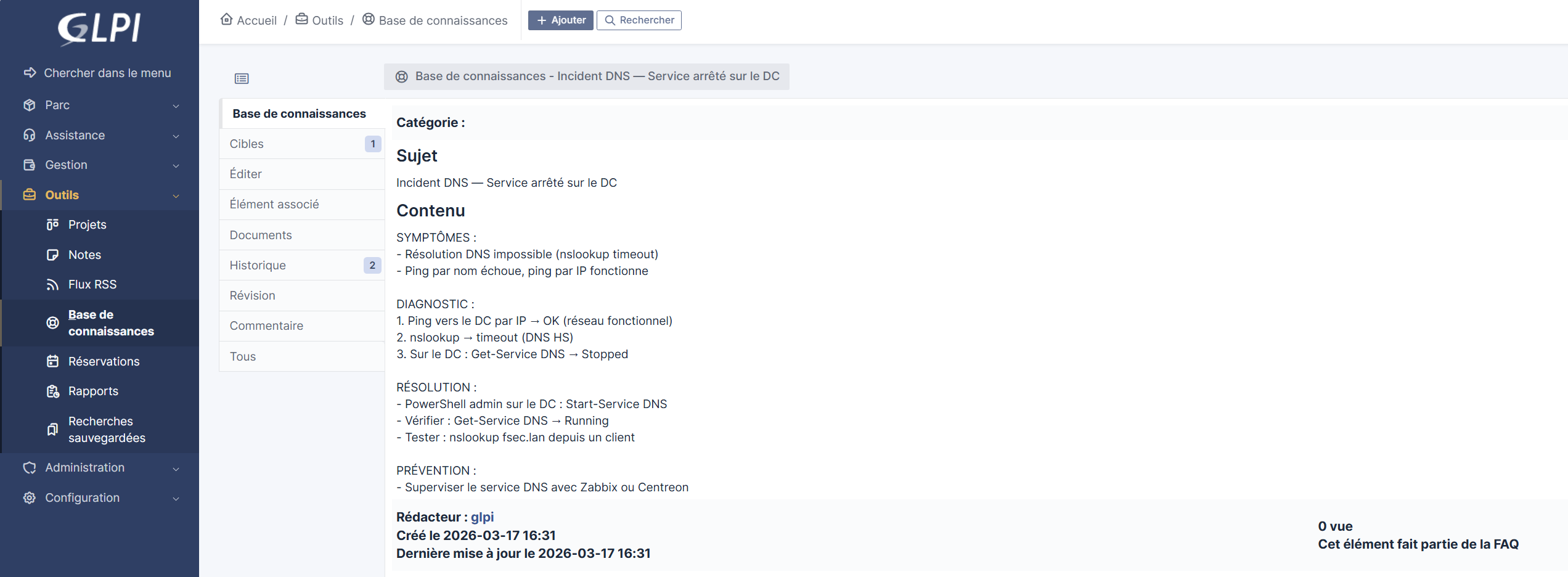 Interface GLPI — base de connaissance affichant un article 'Incident DNS — Service arrêté sur le DC' avec symptômes, diagnostic, résolution et prévention.